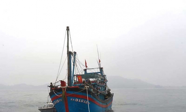 Cứu 9 ngư dân nguy cơ chìm tàu trên vùng biển Hà Tĩnh